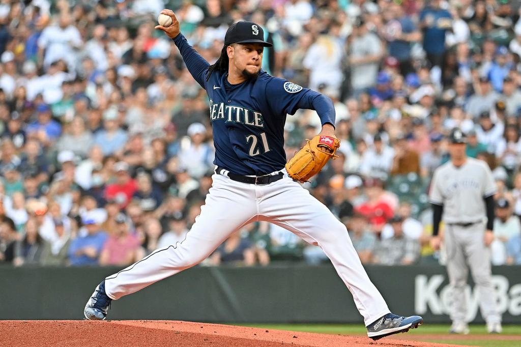 Luis Castillo #21 of the Seattle Mariners pitches in the first inning against the New York Yankees at T-Mobile Park on August 09, 2022 in Seattle, Washington.