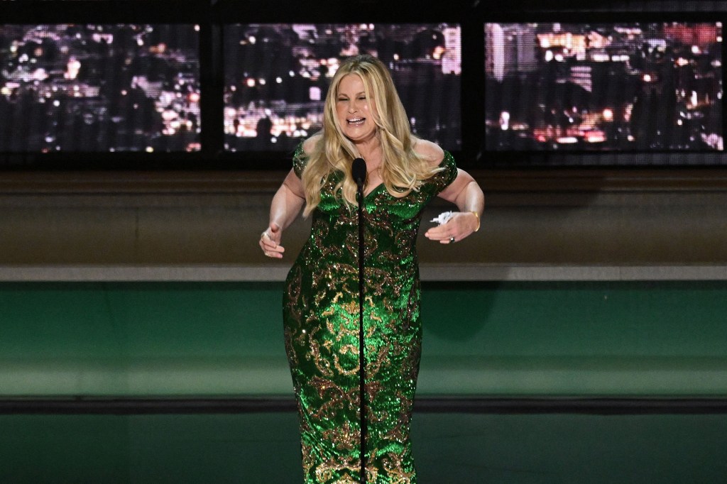 "The White Lotus" winner Jennifer Coolidge ignored her walkoff music and refused to depart the stage.