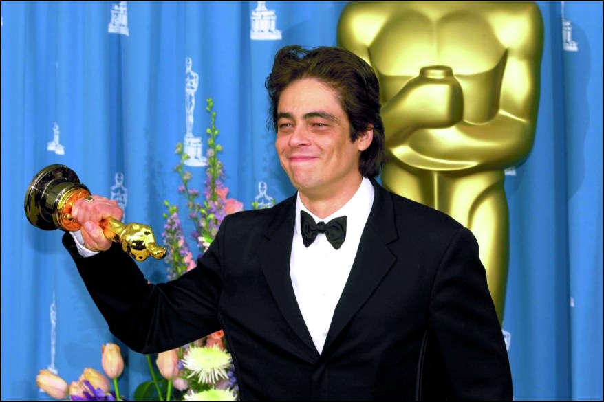Del Toro holding Oscar.
