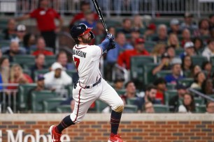 Dansby Swanson hits a two-run homer during the Mets' 4-2 loss to the Braves.