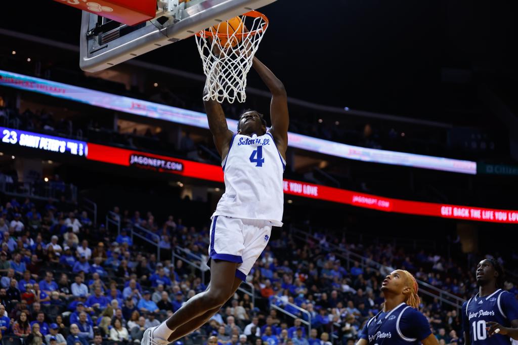 Tyrese Samuel dunks during Seton Hall's win over St. Peter's.