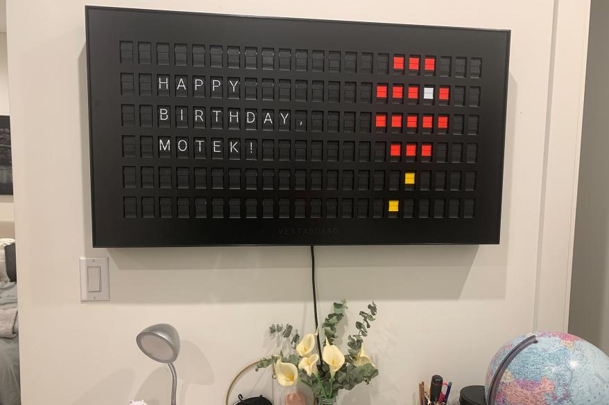 A board with "Happy Birthday Motek" on it