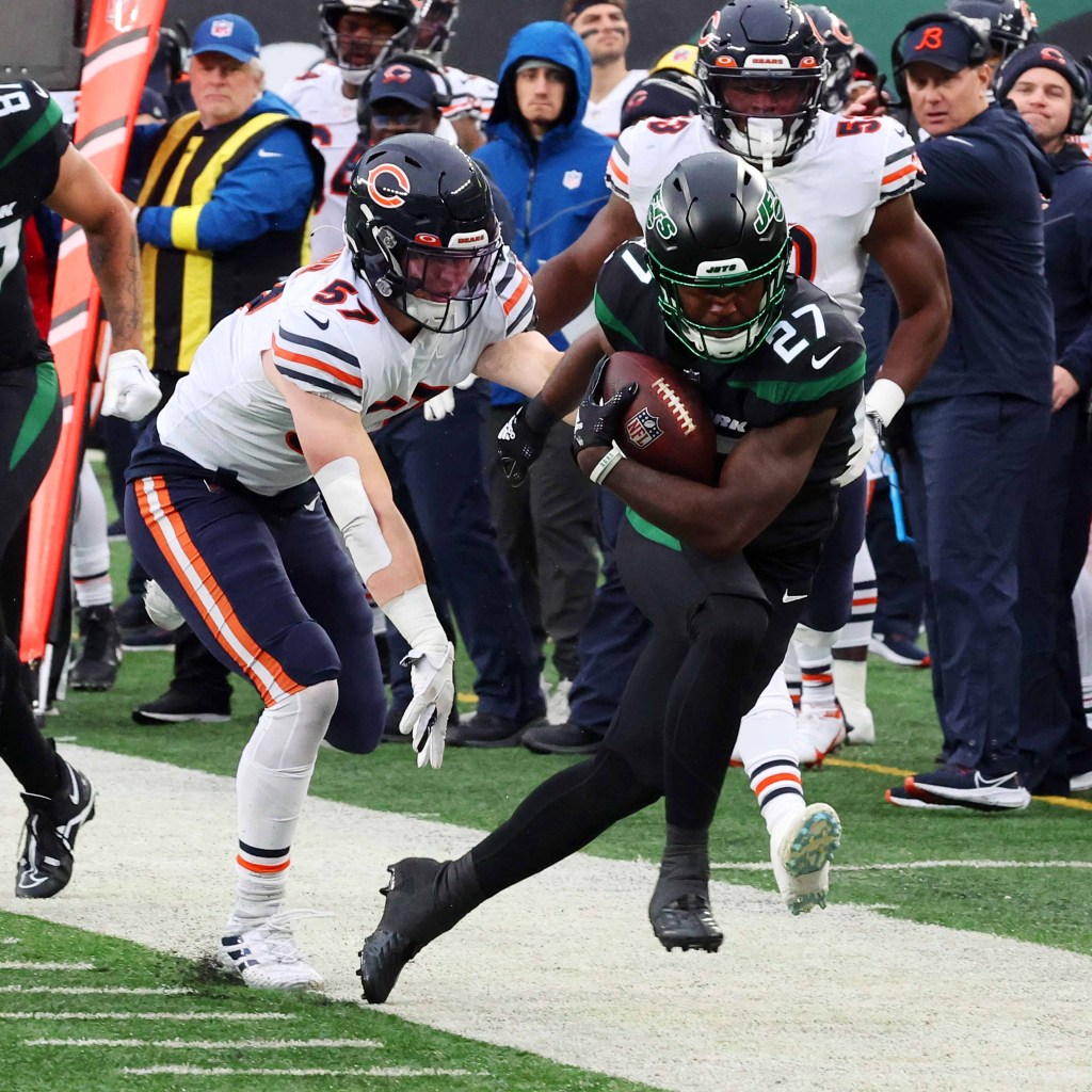 Zonovan Knight with a run for the Jets against the Bears.