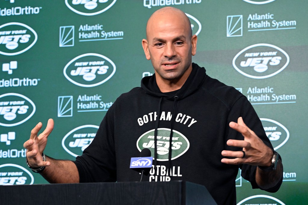 Jets coach Robert Saleh speaks before practice on Dec. 28, 2022.