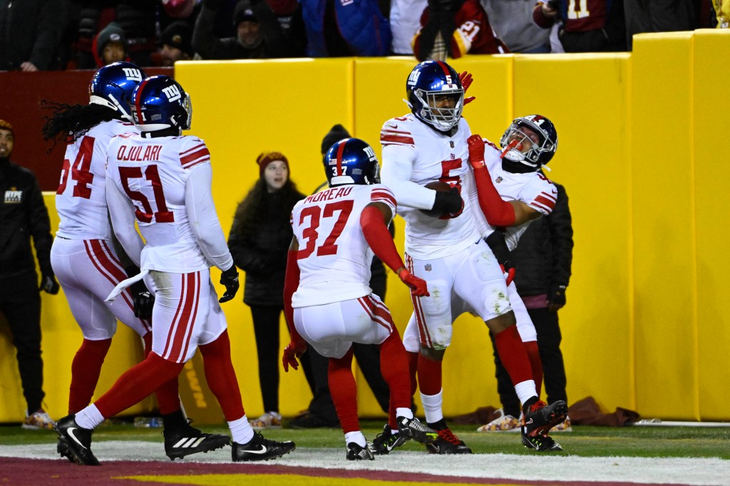 Kayvon Thibodeaux (5) celebrates with teammates after his strip-sack and touchdown. 