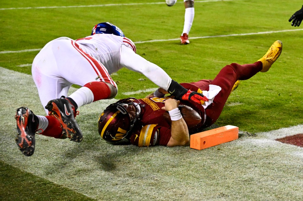 Kayvon Thibodeaux tackles Taylor Heinicke during the Giants' game-sealing stop. 