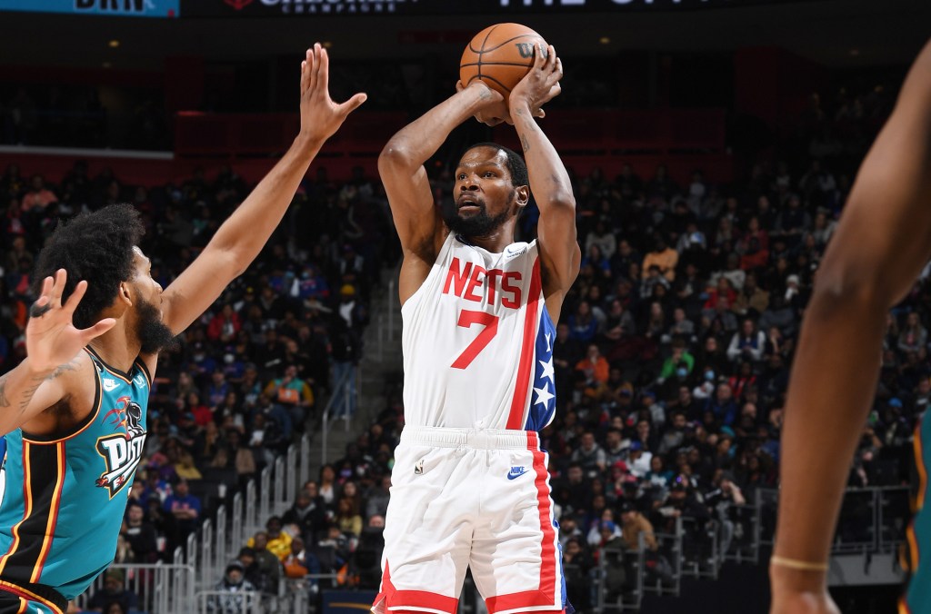 Kevin Durant shoots during the Nets' win over the Pistons.