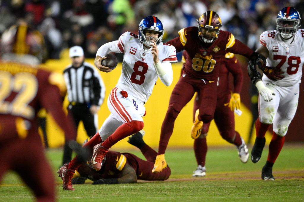 Daniel Jones runs during the Giants' win over the Commanders.