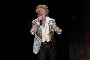 Rod Stewart sings onstage.