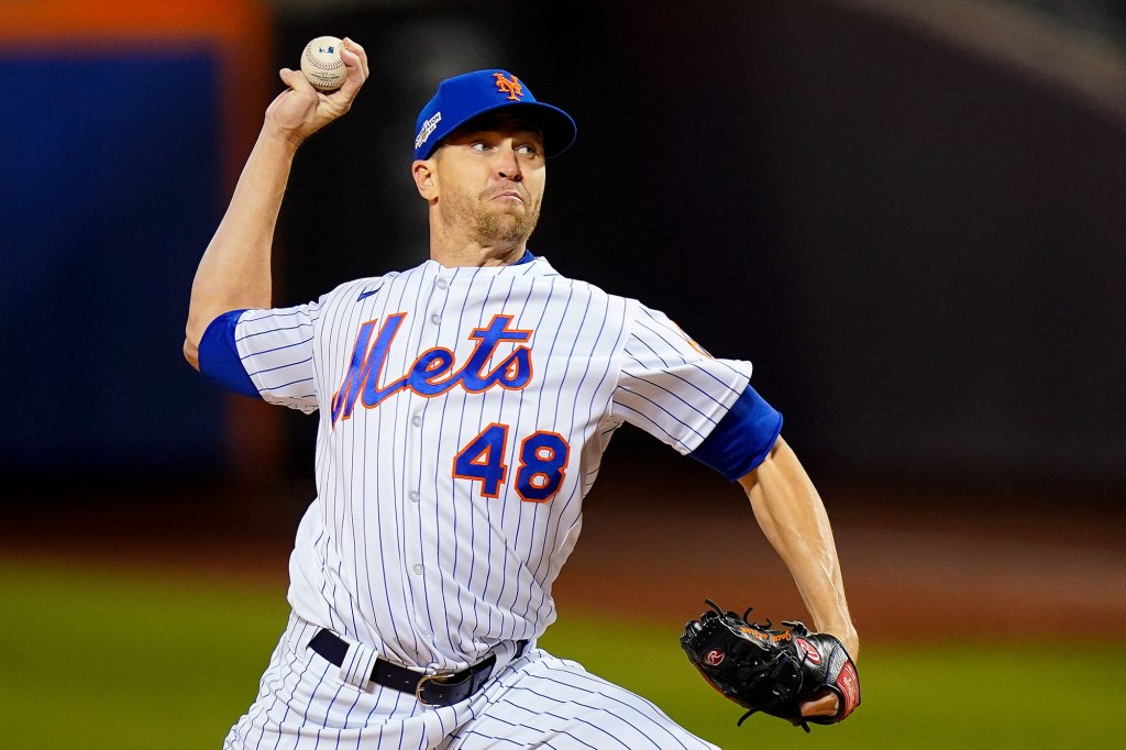 New York Mets starting pitcher Jacob deGrom (48) delivers 