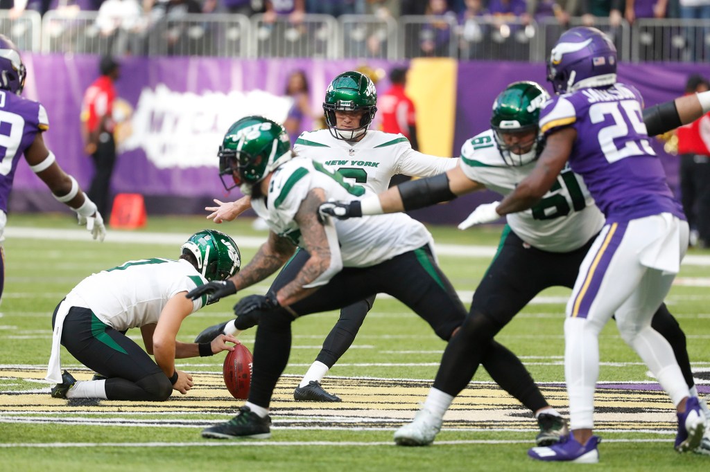 Jets kicker Greg Zuerlein (6) makes a 60-yard field goal against the Vikings on Dec. 4, 2022.