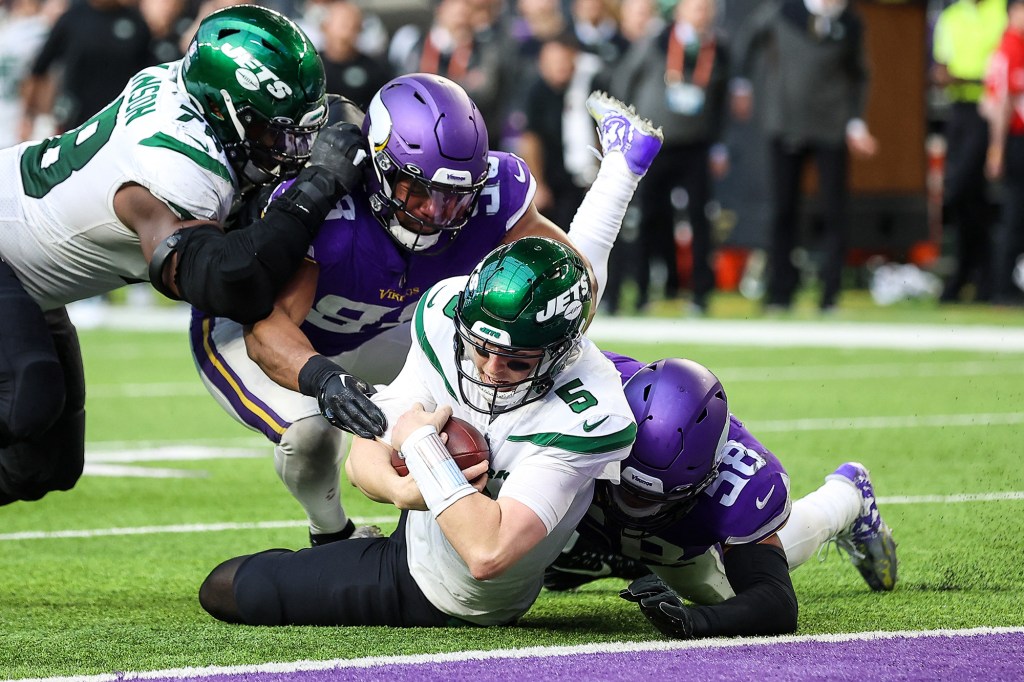 Jets quarterback Mike White (5) is tackled by the Vikings on Dec. 4, 2022.