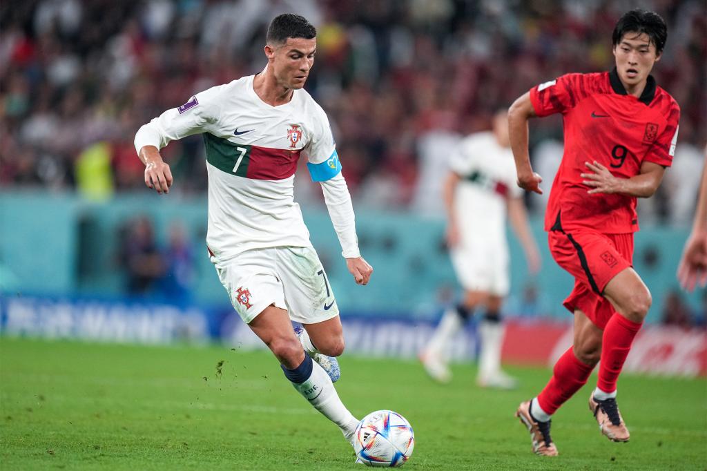 Cristiano Ronaldo (7) tries to score during Portugal's World Cup match against South Korea on Dec. 2, 2022.