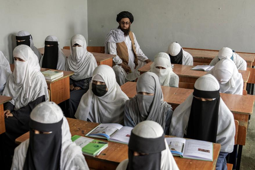 A picture of afghan girls attending a religious school.