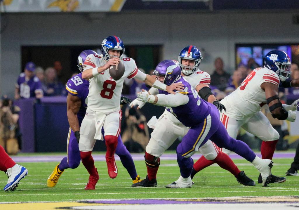 Daniel Jones runs during the Giants' win over the Vikings on Jan. 15.