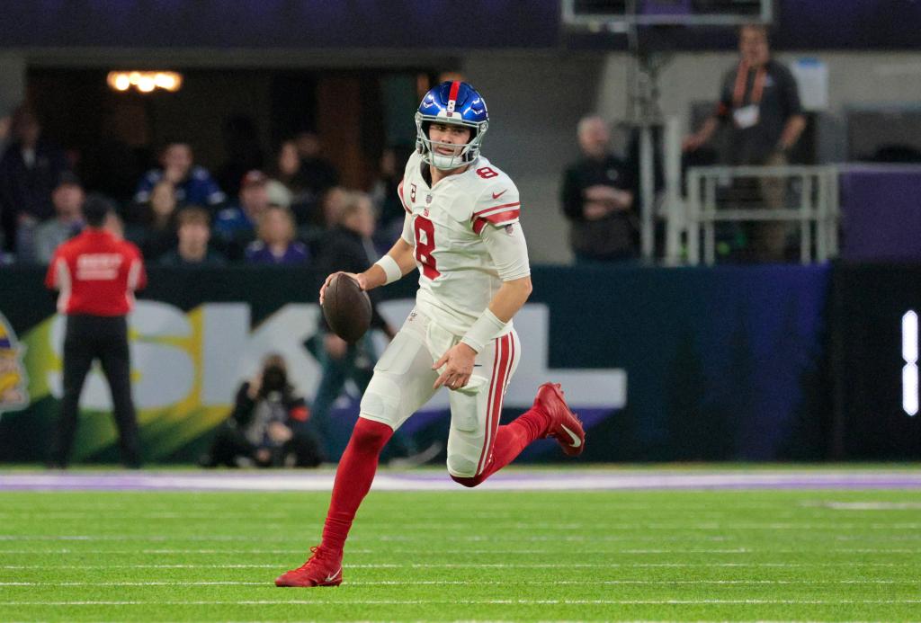 Daniel Jones runs with the ball during the Giants' win over the Vikings on Jan. 15.