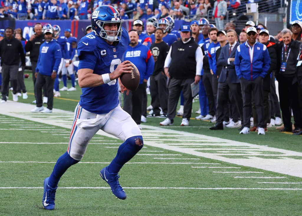 Daniel Jones runs for a touchdown during the Giants' playoff-clinching win over the Colts.