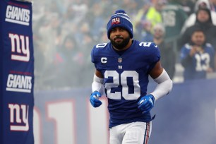 Giants safety Julian Love (20) jogs onto the field before facing the Philadelphia Eagles at MetLife Stadium on December 11, 2022.