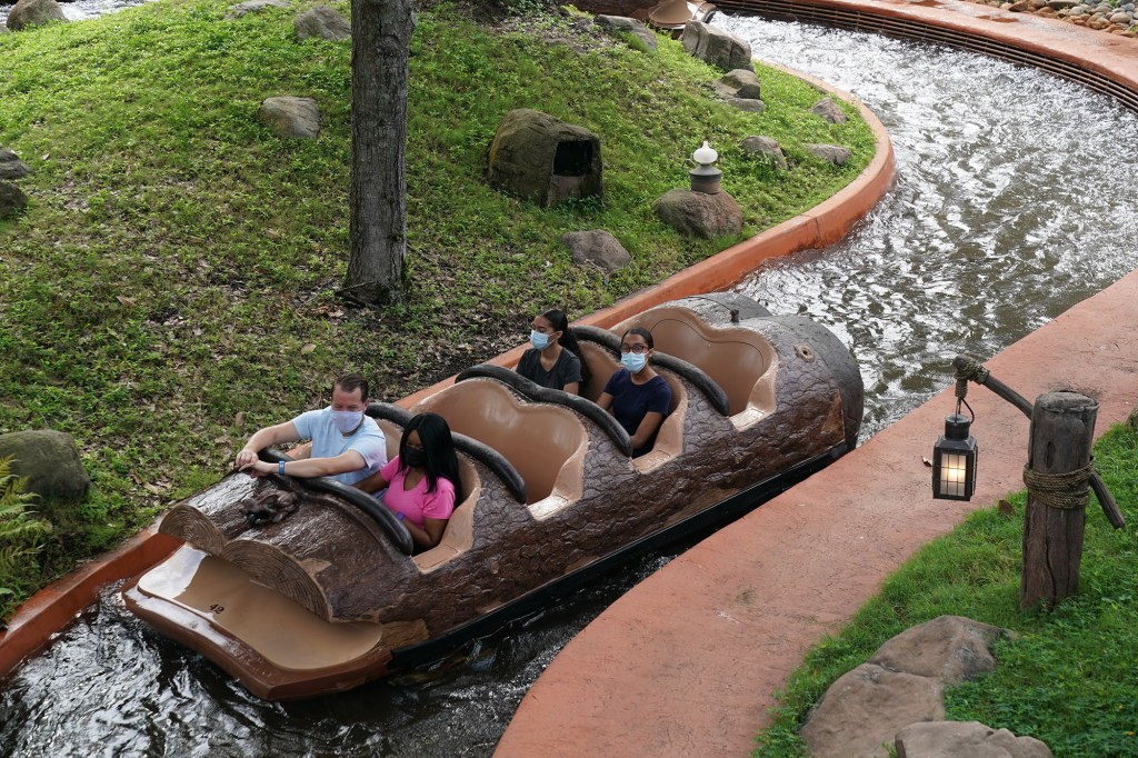 Social distancing seating measures are in place as people wearing facemasks ride Splash Mountain at Walt Disney World Resort's Magic Kingdom during the COVID-19 pandemic in Orlando on July 23, 2020. - The United States on July 23 recorded 76,570 new coronavirus cases in the previous 24 hours, Johns Hopkins University reported, after the nation's total number of infections topped four million earlier in the day. The US has seen a coronavirus surge, particularly in southern and western states, as Texas, California, Alabama, Idaho and Florida all announced record one-day death tolls. 