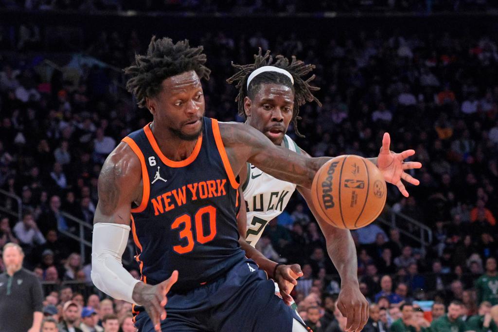 New York Knicks forward Julius Randle #30 gains control of the ball