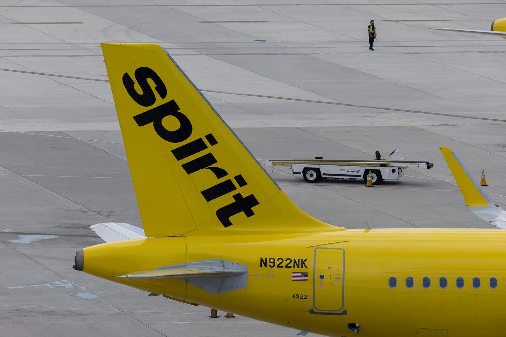 The remaining passengers collectively gasped at this. The video also shows the flight's pilot exiting the aircraft, though it is unknown if he was speaking to the irate woman or calling the police.