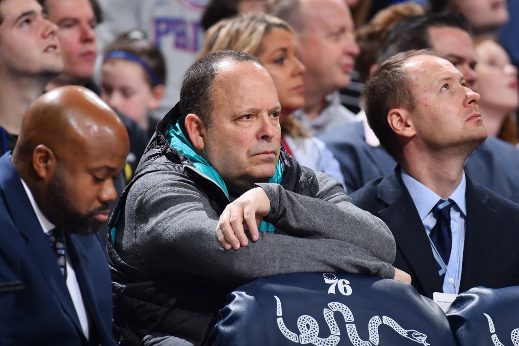 Knicks president Leon Rose watching an NBA game in Philadelphia in 2020. 