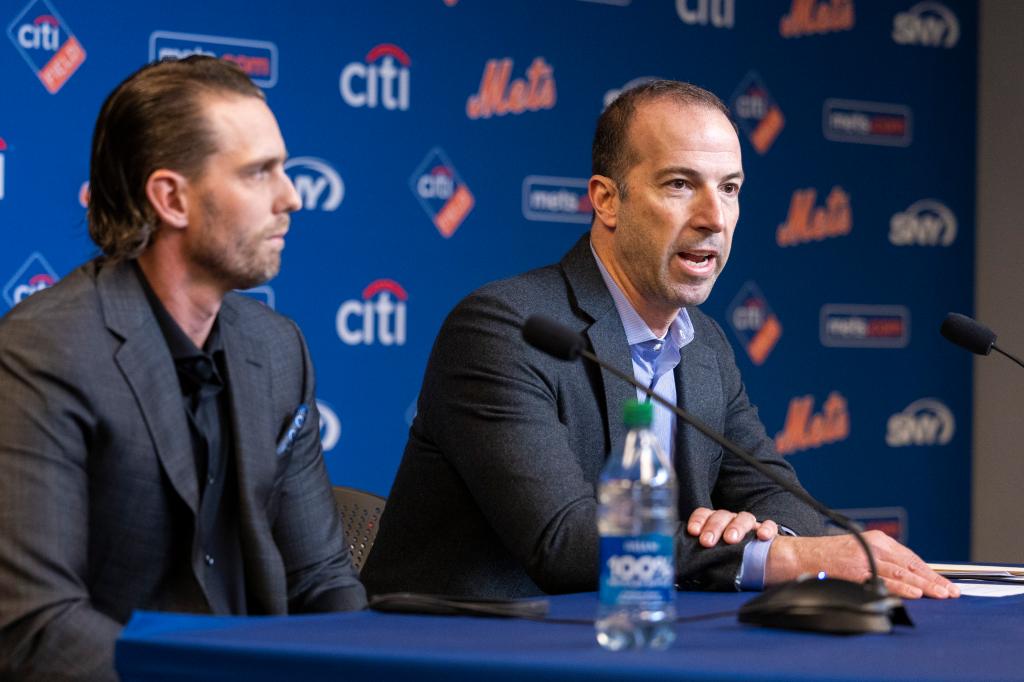 Mets GM Billy Eppler (r.) with Jeff McNeil on Jan. 31, 2023.