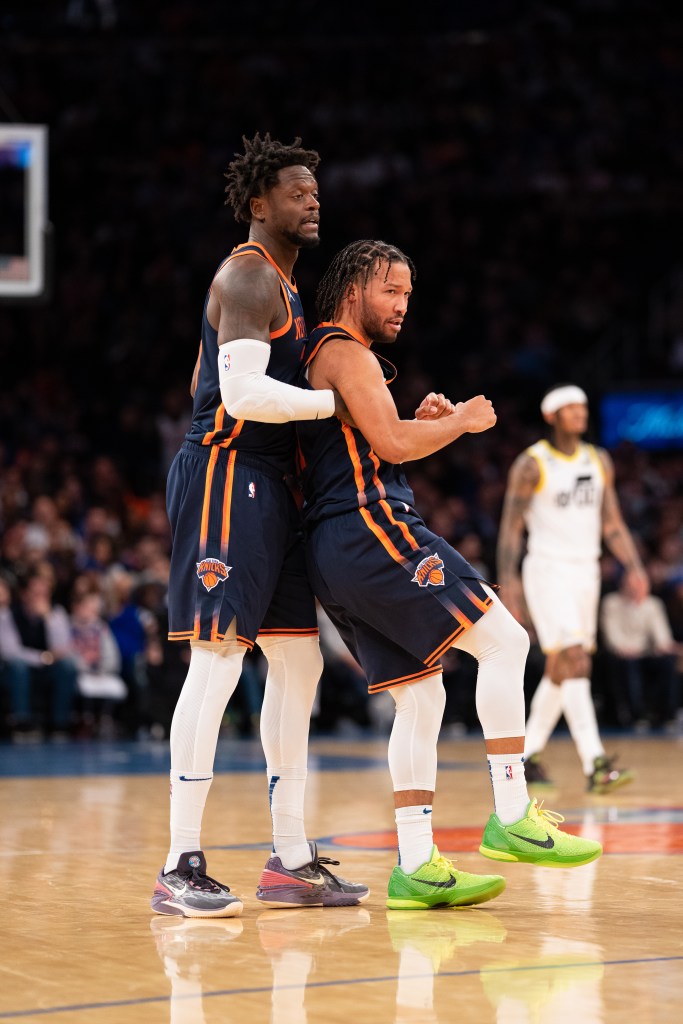 Julius Randle lifts up Jalen Brunson during the Knicks' game against the Jazz on Feb. 11, 2023.