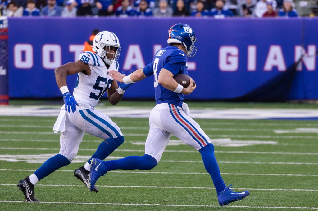 Bobby Okereke pursues Daniel Jones during the Colts' loss to the Giants on Jan. 1.