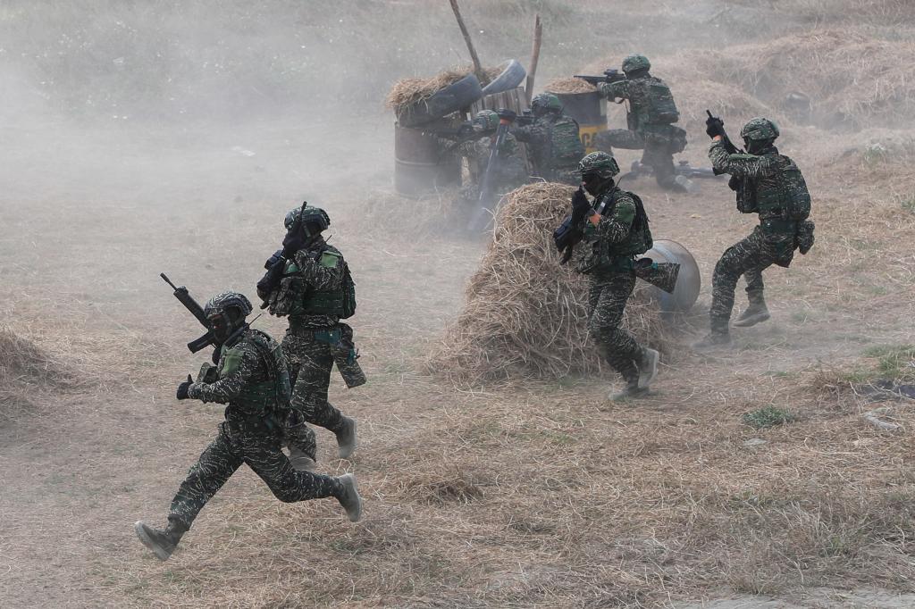 Chinese soldiers participate in war drills