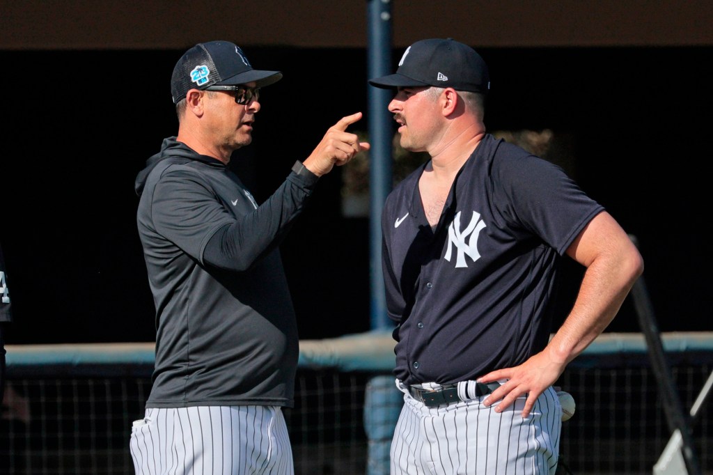 Carlos Rodon (r.) with manager Aaron Boone (l.) at Yankees camp.