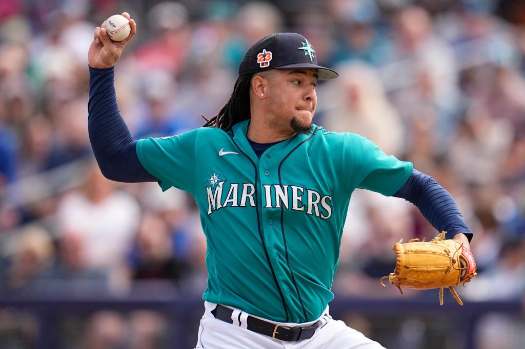 Luis Castillo pitches at Mariners spring training on March 6.