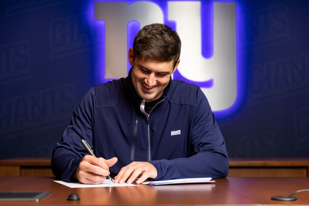 Daniel Jones signs away his career to the Giants for four more years worth $160 million.