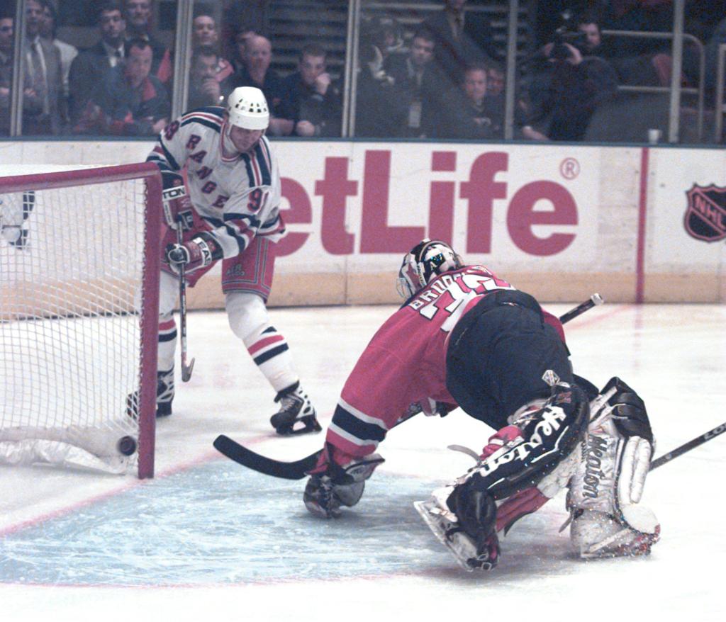 Wayne Gretzky scores a goal against the Devils in Game 3 in 1997.