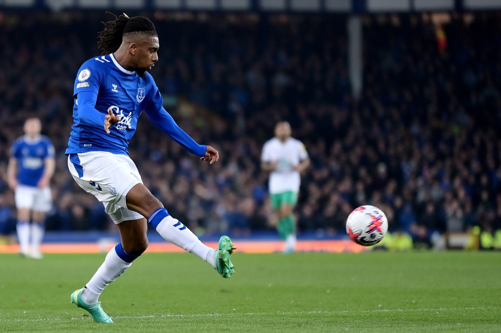 Alex Iwobi and Everton take on Leicester City