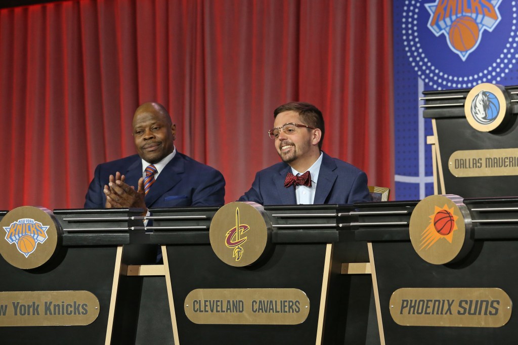 Nick Gilbert (r.) next to Patrick Ewing (l.) at the 2019 NBA Draft Lottery.