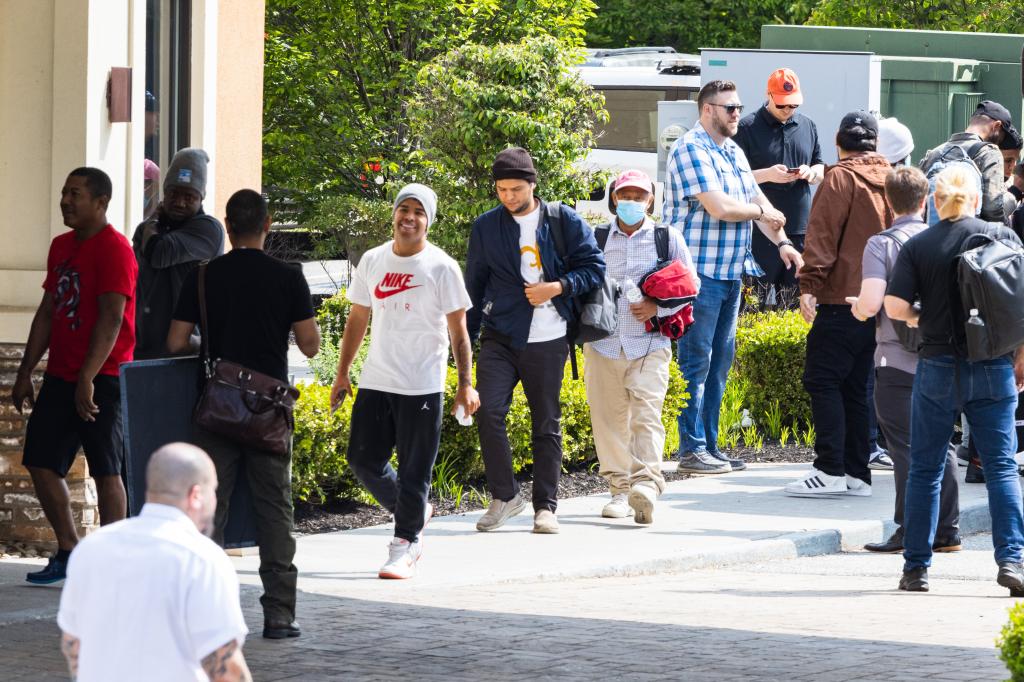 Migrants arrive from NYC to The Crossroads Hotel in Newburgh.