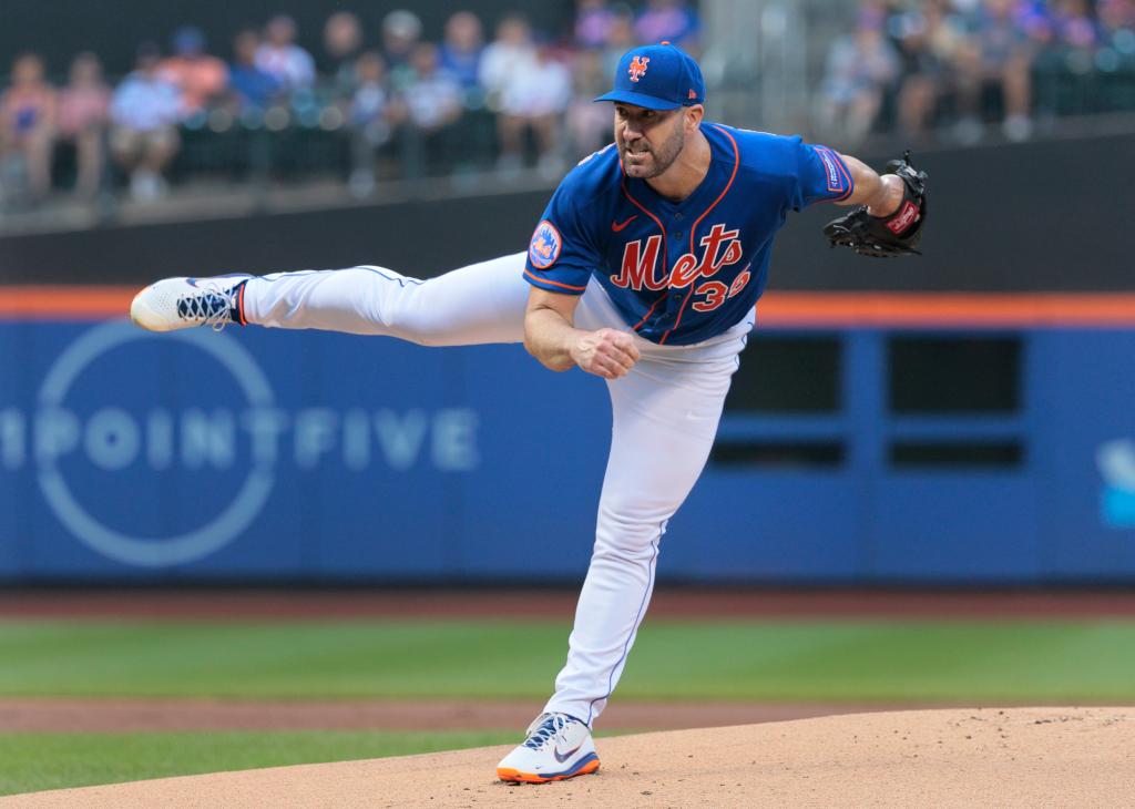 New York Mets starting pitcher Justin Verlander #35, pitching in the 1st inning.