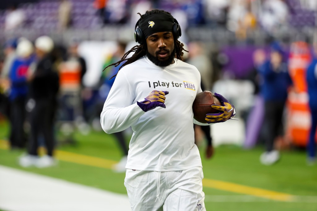 Dalvin Cook #4 of the Minnesota Vikings warms up before the start of the game