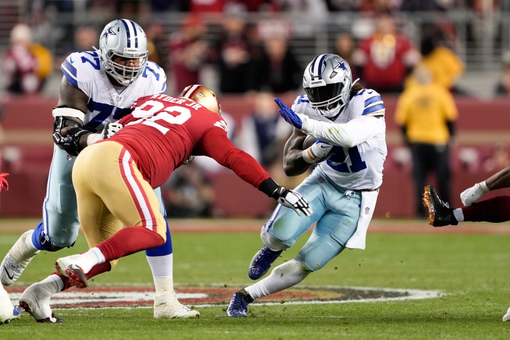 Ezekiel Elliott carries the ball against the San Francisco 49ers during the second half in the NFC Divisional Playoff game at Levi's Stadium.