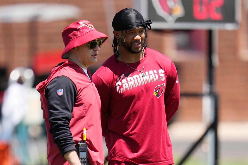 Kyler Murray, right, talks with Cardinals offensive coordinator Drew Petzing.