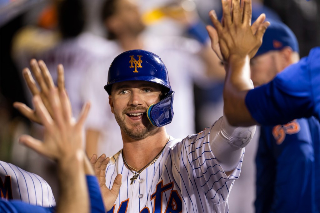 Pete Alonso celebrates with Mets teammates during their victory over the Giants on Sunday.