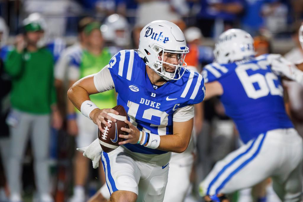 Riley Leonard runs with the football.