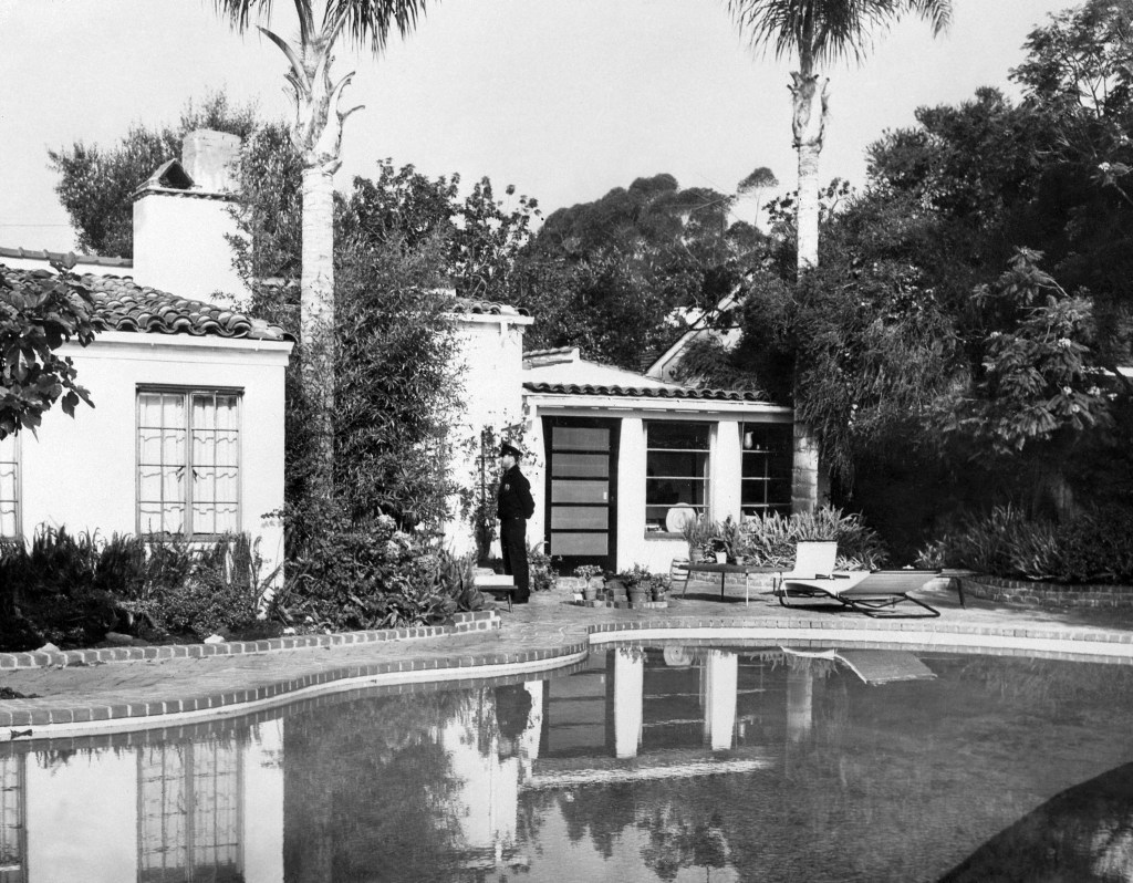 A policeman stands in front of american actress Marilyn Monroe's house, where she was discovered dead,