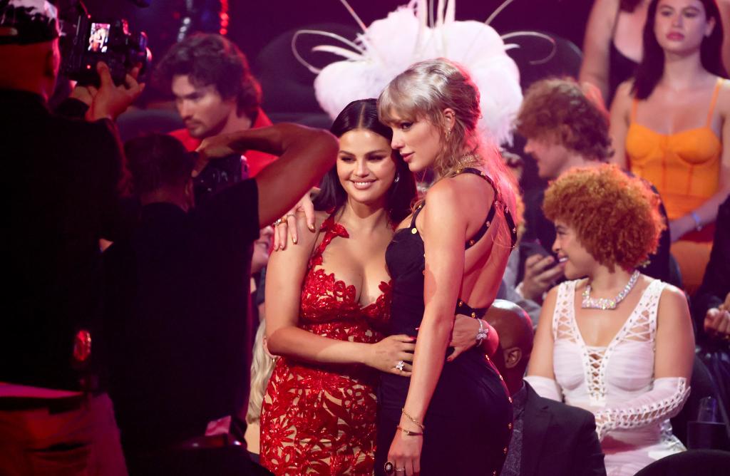 Selena Gomez, Taylor Swift, and Ice Spice  pose for a photo at the VMAs