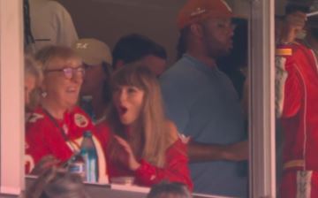 Taylor Swift watched the Chiefs' game with Travis Kelce's mom Donna on Sunday.