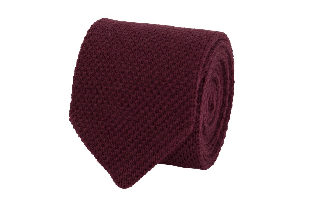 Burgundy red knitted men's tie.