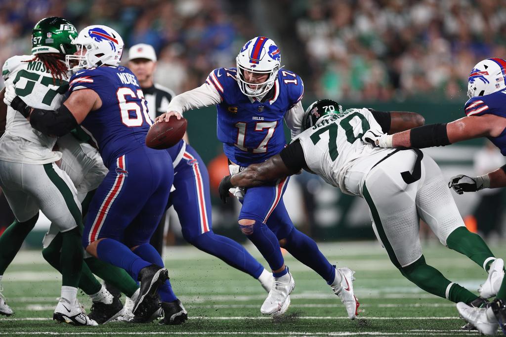 Quinton Jefferson (70) attempts to tackle a scrambling Josh Allen (17) in a game between the New York Jets and Buffalo Bills in Week 1. 