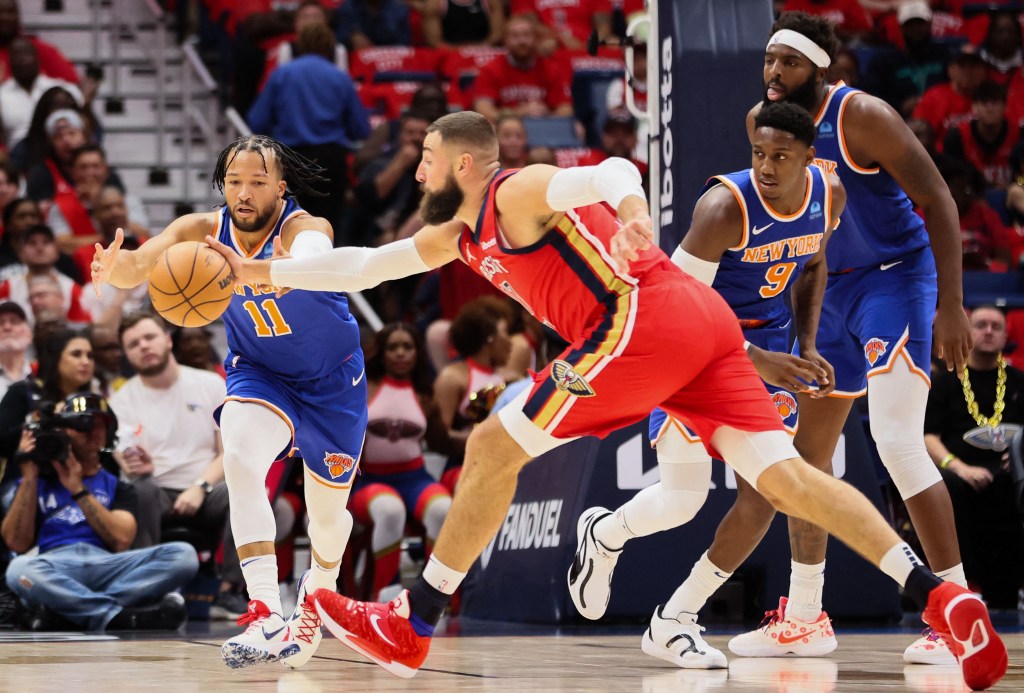 Jalen Brunson, who was held to just 14 points, battles Jonas Valanciunas for the ball during the Knicks' loss.