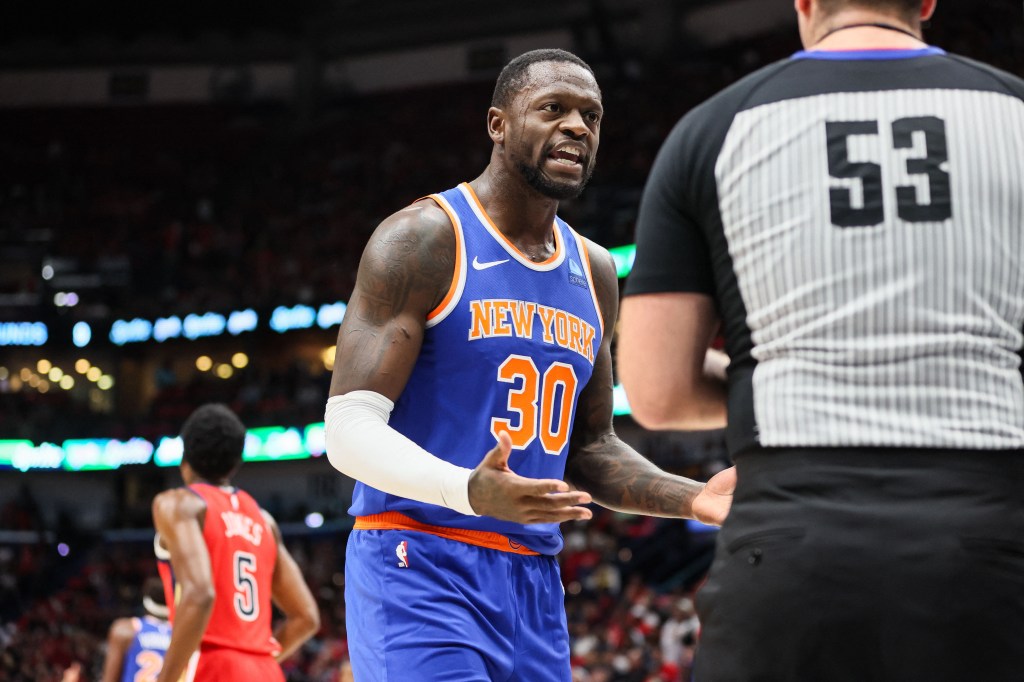 Julius Randle, who scored just 10 points and had eight turnovers, argues with an official during the Knicks' 96-87 loss to the Pelicans.